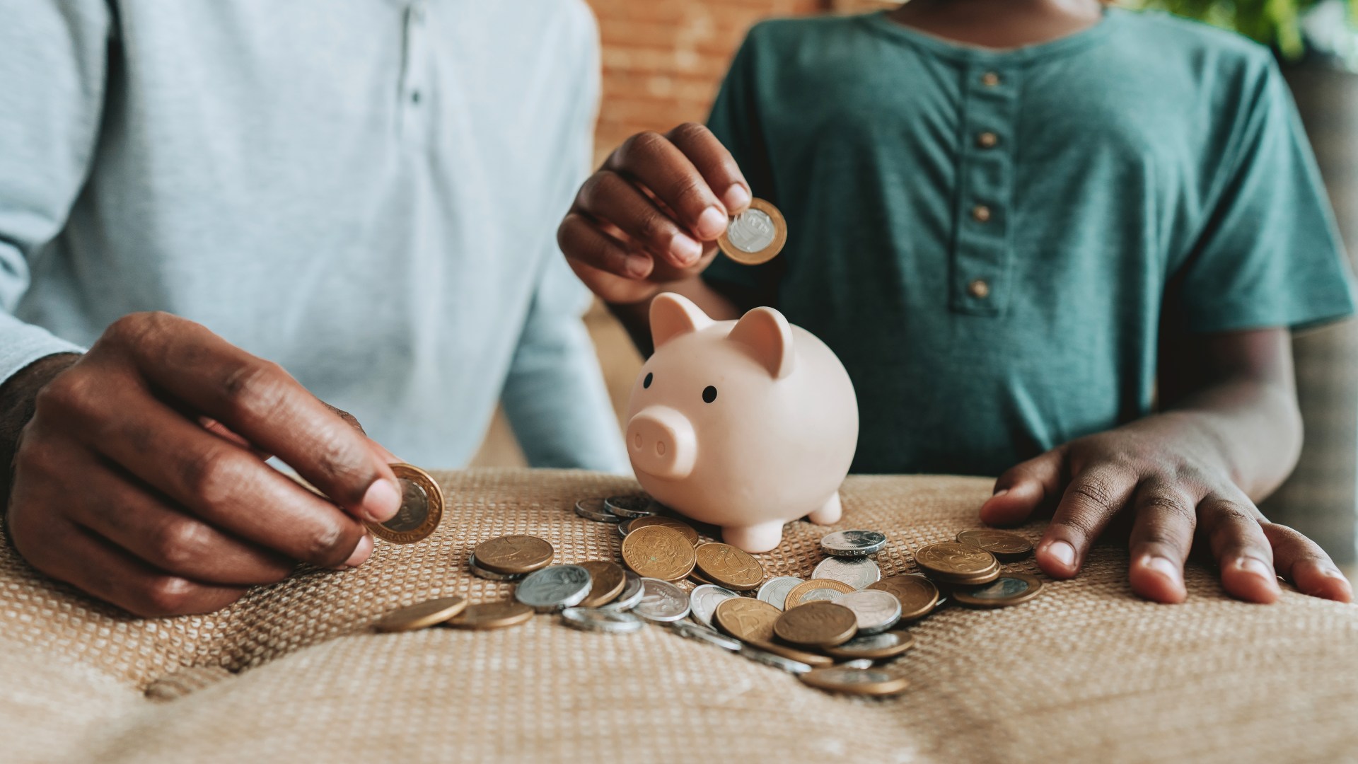 Families on Universal Credit can apply for free cash worth £600 to help with the cost of living – are you e…