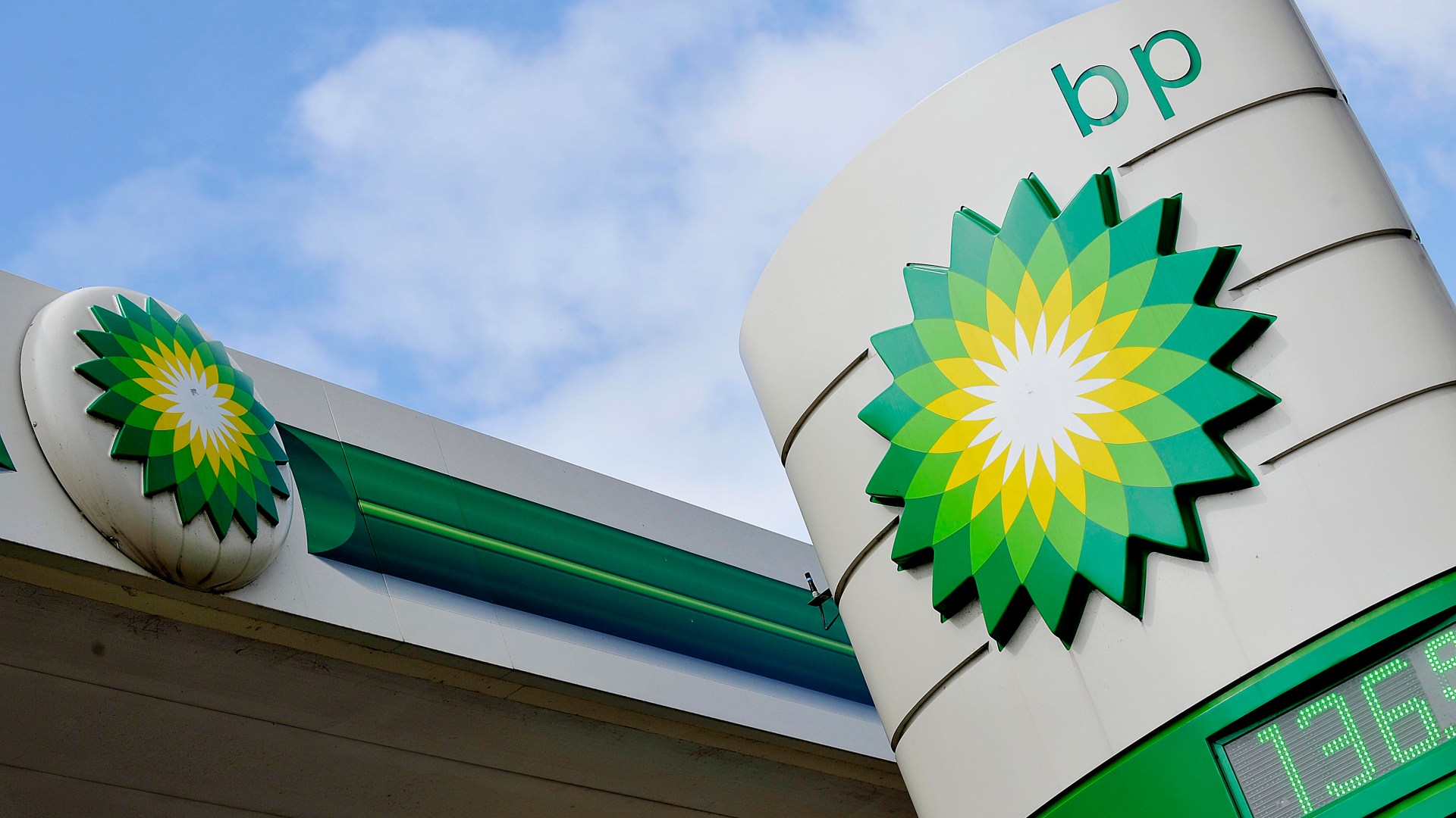 Drivers warned that higher petrol prices at the pump could hit in 14 days – how to reduce your bill…