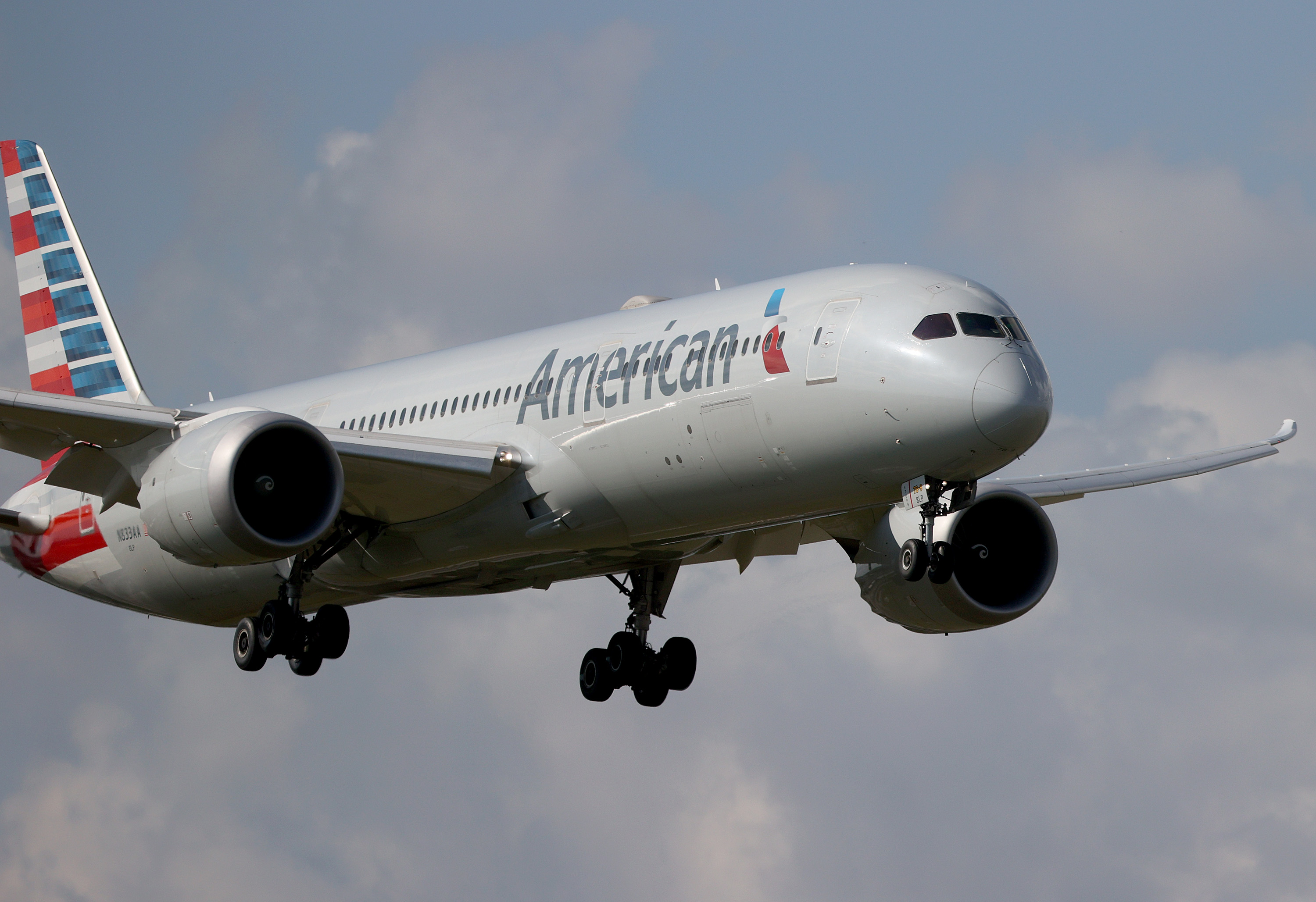 American Airlines Boeing 787-9 Dreamliner approaching landing.