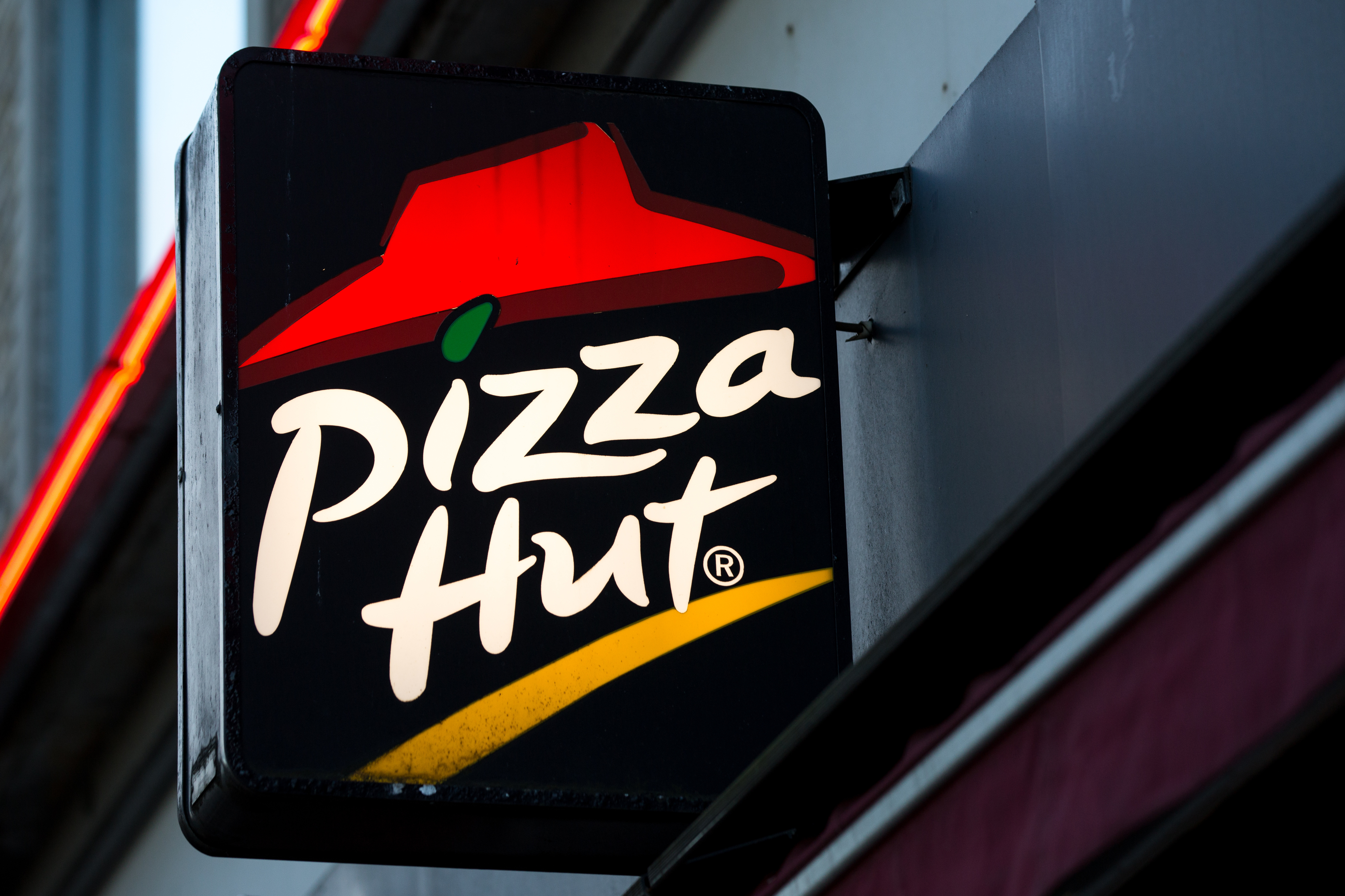 Pizza Hut restaurant sign.