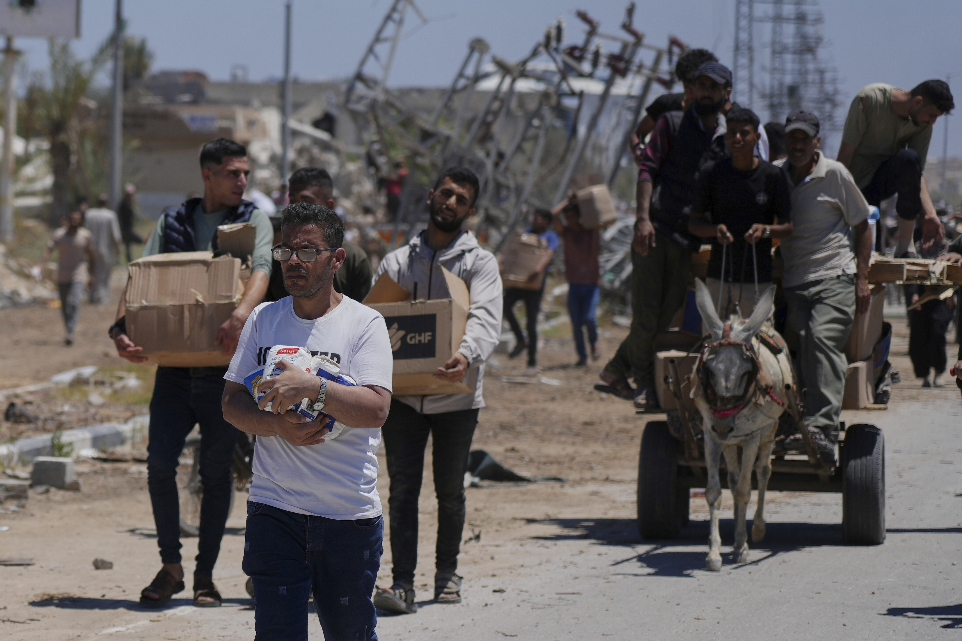 Palestinians carrying food and humanitarian aid in Khan Younis, Gaza.