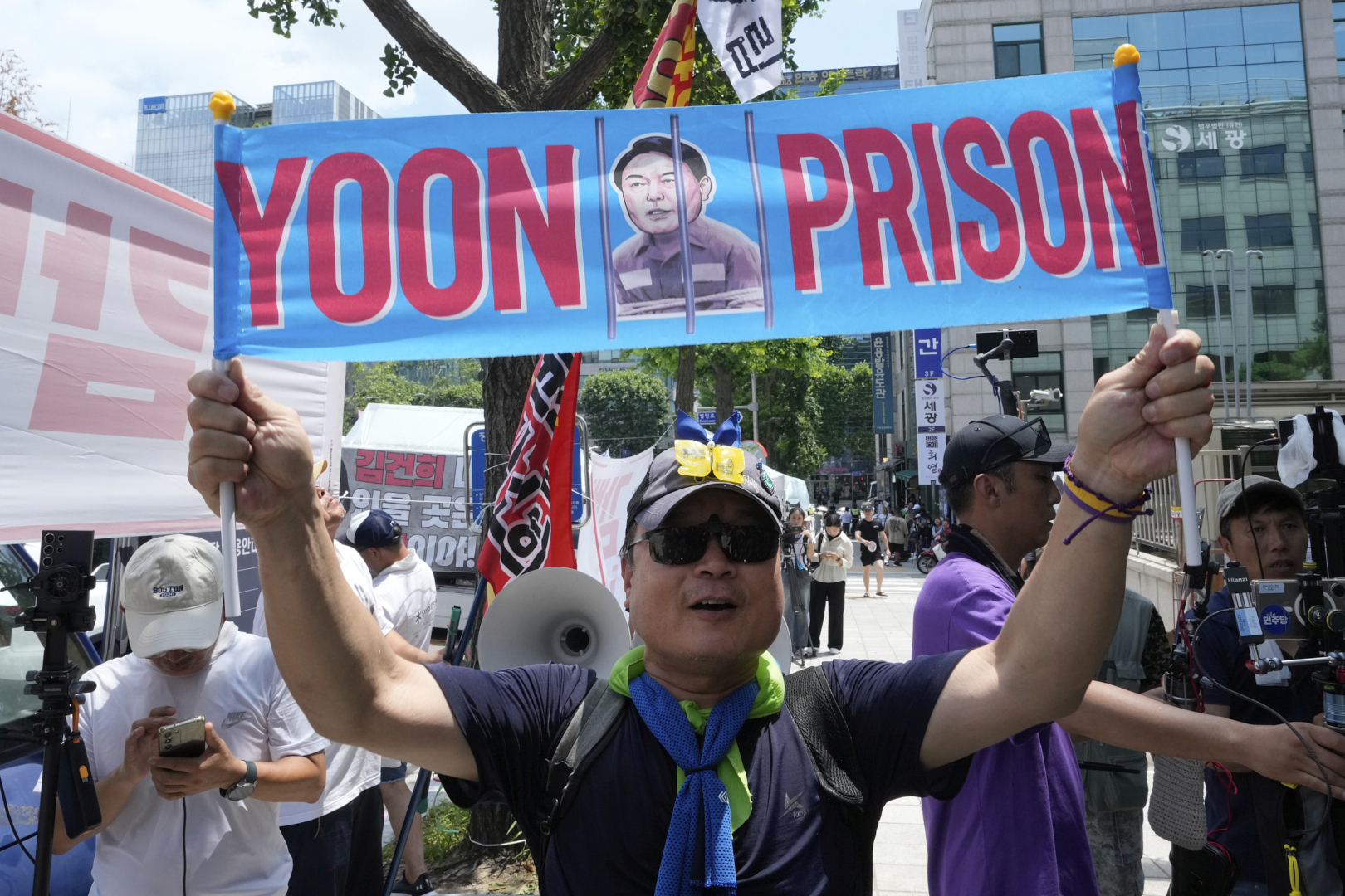 Protestor holding a banner calling for Yoon's imprisonment.